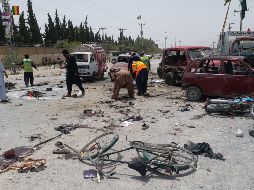 Miembros de los servicios de seguridad paquistaníes inspeccionan el lugar tras el atentado suicida perpetrado durante la celebración de las elecciones generales en Quetta. EFE/J. Taraqai