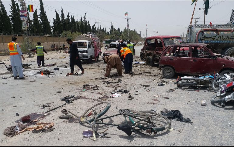 Miembros de los servicios de seguridad paquistaníes inspeccionan el lugar tras el atentado suicida perpetrado durante la celebración de las elecciones generales en Quetta. EFE/J. Taraqai
