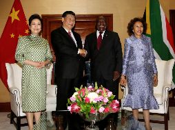 El presidente sudafricano, Cyril Ramaphosa (2d), estrecha la mano de su homólogo chino, Xi Jinping (2i), junto a la primera dama de China, Peng Liyuan (i) y la mujer de Ramaphosa, Tshepo Motsepe (d), en Pretoria. EFE/T. Hadebe