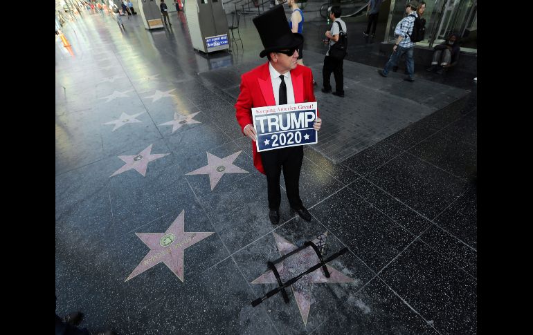 Un hombre se para junto a la estrella vandalizada. AP/R. Saxon