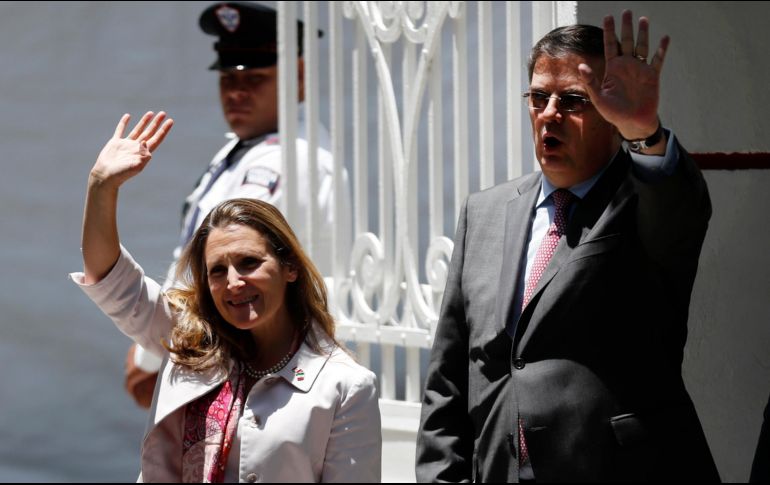 El próximo titular de la Secretaría de Relaciones Exteriores (SRE) de México, Marcelo Ebrard, recibe a la canciller canadiense. AP/ E. Verdugo