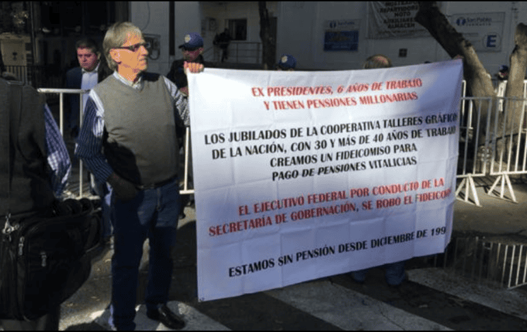 Los jubilados se apostaron a un lado de las vallas metálicas colocadas en Insurgentes y Chihuahua. ESPECIAL