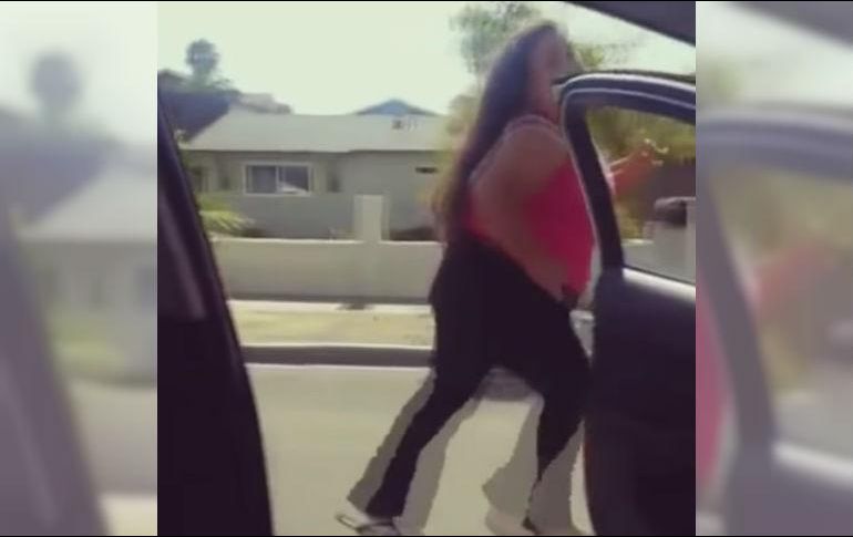 Los riesgos que corren quienes se unen al desafío van desde dejar las llaves dentro del carro, impactarse contra otro auto, atropellar a una persona, ser arrolladas y por supuesto recibir una sanción legal. YOUTUBE / Gapa