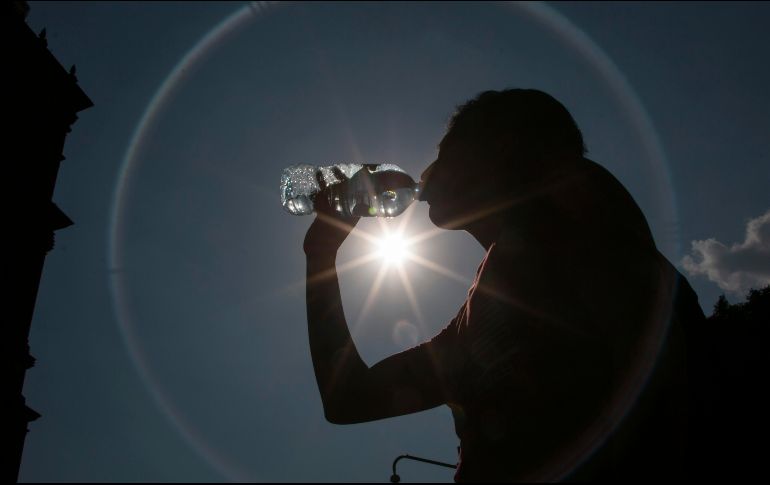 La ola de calor iniciada éste martes con 33 grados centígrados ha encendido las alertas. Una racha similar de calor se cobró la vida de mil personas en el país en 2006. EFE / ARCHIVO