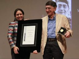 Lidia Camacho, directora general del Instituto Nacional de Bellas Artes, entregó la Medalla Bellas Artes a Juan Tovar. TWITTER/@PalacioOficial