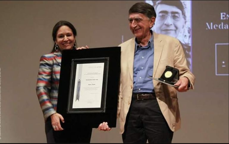 Lidia Camacho, directora general del Instituto Nacional de Bellas Artes, entregó la Medalla Bellas Artes a Juan Tovar. TWITTER/@PalacioOficial