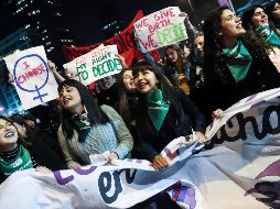 Unas 40 mil personas marcharon pacíficamente por la Alameda Bernardo O'Higgins, la principal arteria de la capital chilena, hasta pasar ante el Palacio de La Moneda. EFE/A. Valdés