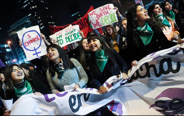 Unas 40 mil personas marcharon pacíficamente por la Alameda Bernardo O'Higgins, la principal arteria de la capital chilena, hasta pasar ante el Palacio de La Moneda. EFE/A. Valdés