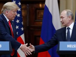 El mandatario ruso entregó el balón a su homólogo estadounidense durante una reunión en Finlandia.  AP / ARCHIVO