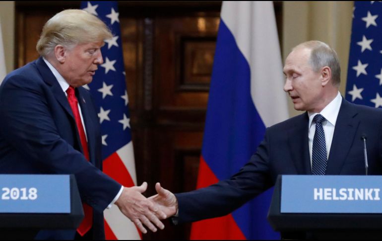 El mandatario ruso entregó el balón a su homólogo estadounidense durante una reunión en Finlandia.  AP / ARCHIVO