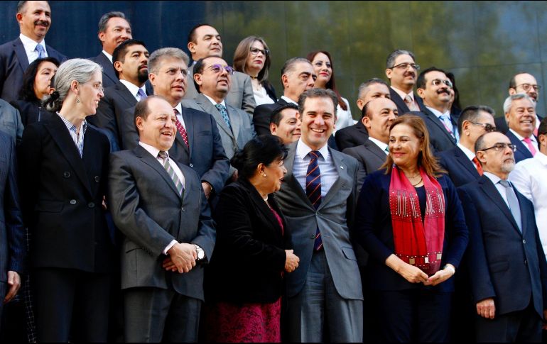 Córdova entrega las constancias a los legisladores que integrarán las próximas 64 y 65 Legislaturas en el Senado de la República. NTX / J. Lira