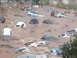 Policía y bomberos informan haber recibido más de 140 llamadas de asistencia, la mayoría para rescatar a los conductores de vehículos arrastrados y cubiertos por el agua. EFE / A. Vlachos