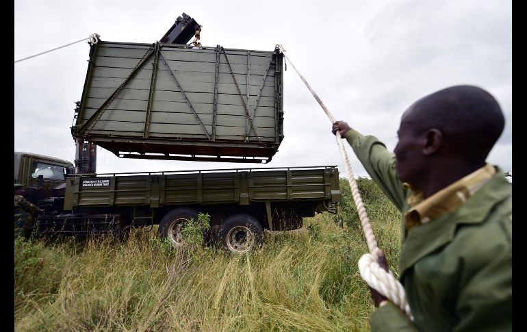 Para el operativo de reubicación se usaron grúas y camiones. AFP/ARCHIVO