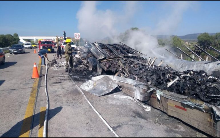 Elementos de Protección Civil y Bomberos Jalisco y municipales acudieron al lugar para sofocar el incendio. ESPECIAL / Protección Civil Jalisco