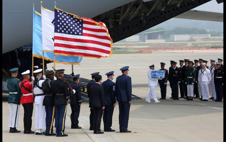 Un oficial transporta los restos de un soldado estadounidense, durante una ceremonia en la base aérea Osan en Pyeongtaek, Corea del Sur.  Corea del Norte entregó el viernes los que podrían ser los restos de 55 soldados estadounidenses muertos en la Guerra de Corea. AP/Y. Ahn