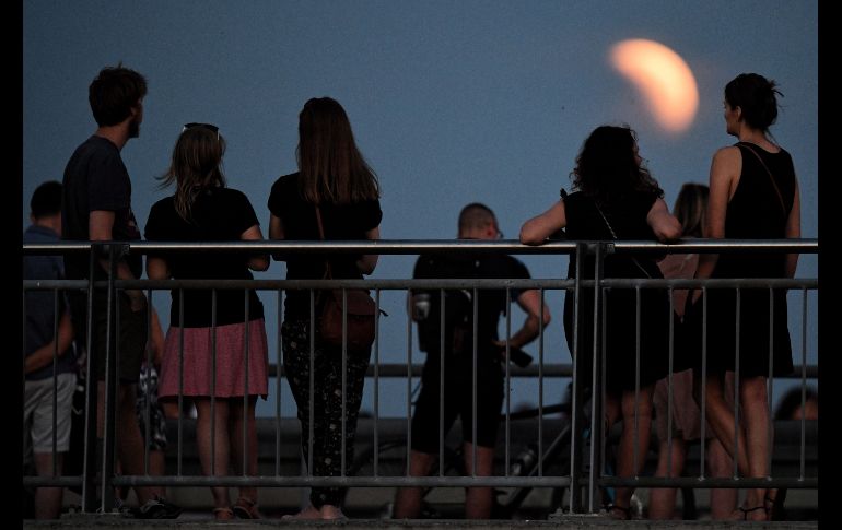Habitantes de Varsovia, Polonia, contemplan el espectáculo celeste.