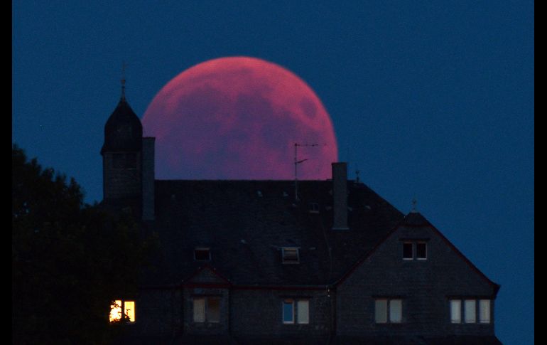 La tonalidad rojiza de la Luna, un fenómeno conocido popularmente como 