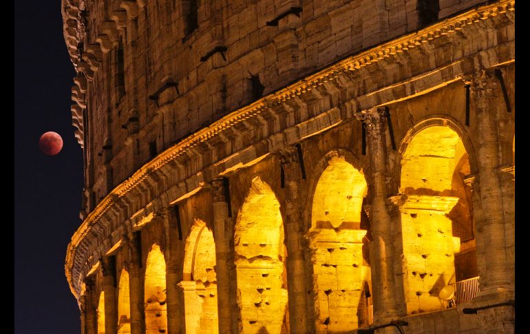 Al lado del Coliseo de Roma.