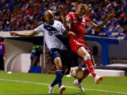 Francisco Acuña y Rodrigo Salinas disputan el balón. EFE/H. Ríos