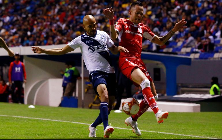 Francisco Acuña y Rodrigo Salinas disputan el balón. EFE/H. Ríos