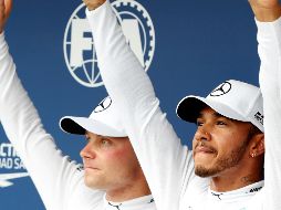 Hamilton (d) termina el circuito de 4.381 kilómetros en un minuto, 35 segundos y 658 milésimas, tan sólo 260 milésimas por delante de su compañero de Mercedes, Valtteri Bottas (i). AP / L. Balogh