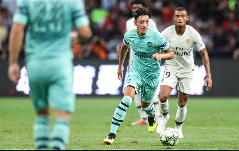 El alemán Mesut Özil abrió el marcador para los ingleses al minuto 13, con un centro que entró por el segundo palo. AP / Y. Teck Lim