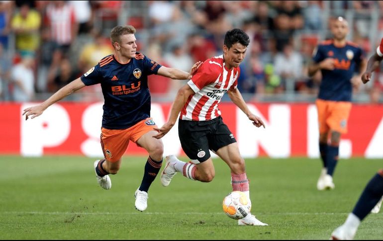 Lozano fue ovacionado en su regreso al Philips Stadion. TWITTER/@PSV