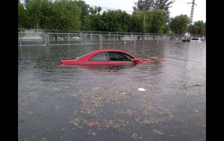 Aspecto del incremento de agua al cruce de Isla Pantenaria y Avenida Cristóbal Colón. ESPECIAL / Bomberos Guadalajara