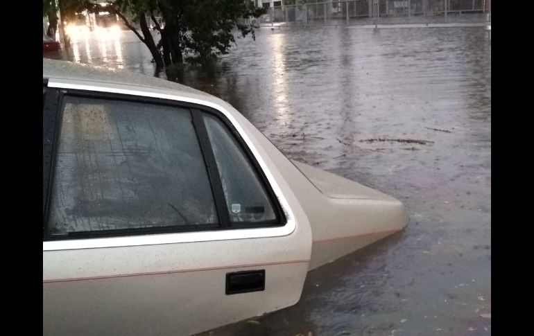 Aspecto del incremento de agua al cruce de Isla Pantenaria y Avenida Cristóbal Colón. ESPECIAL / Bomberos Guadalajara