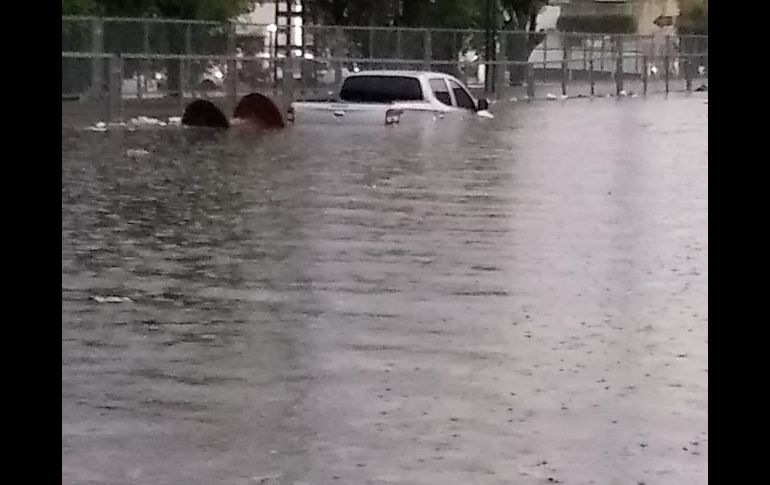 Aspecto del incremento de agua al cruce de Isla Pantenaria y Avenida Cristóbal Colón. ESPECIAL / Bomberos Guadalajara