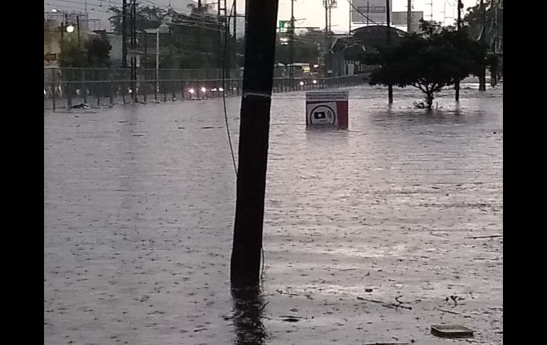 Aspecto del incremento de agua al cruce de Isla Pantenaria y Avenida Cristóbal Colón. ESPECIAL / Bomberos Guadalajara