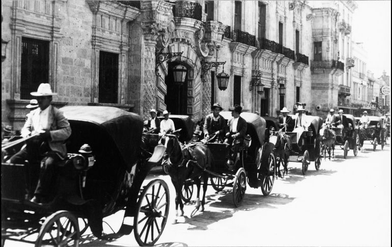 Desfile de Calandrias afuera de Palacio de Gobierno, Guadalajara, Jalisco.