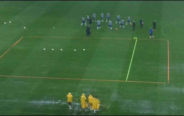 Aspecto de las afectaciones en la cancha del estadio Akron. SUN / C. Mendoza