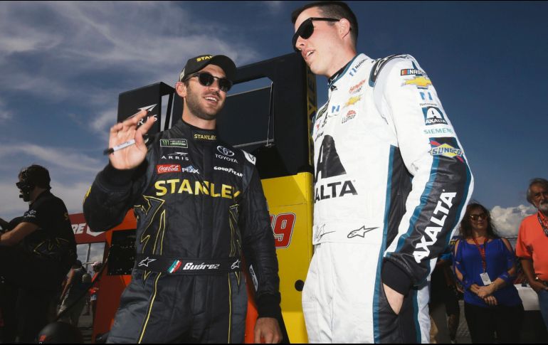 Suárez (izq.) marcha en el vigésimo lugar del campeonato de la Copa Nascar. AFP/C. Trotman