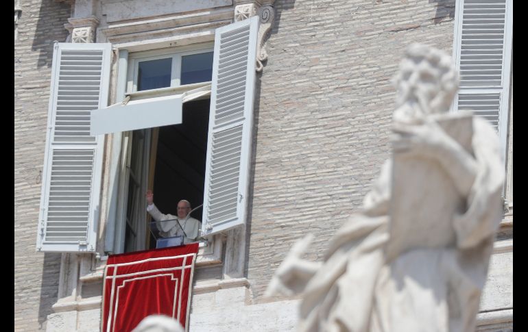 Francisco se despide de los fieles tras concluir la ceremonia dominical. AP/G. Borgia