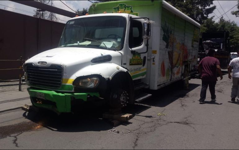 Por el momento están detenidos el chofer del camión de la empresa refresquera y un automovilista que resultó afectado. TWITTER / @vialhermes