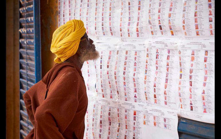 Un votante lee la lista electoral en una casilla en Bamako, Mali, durante la primera ronda de las elecciones presidenciales. AFP/M. Cattani