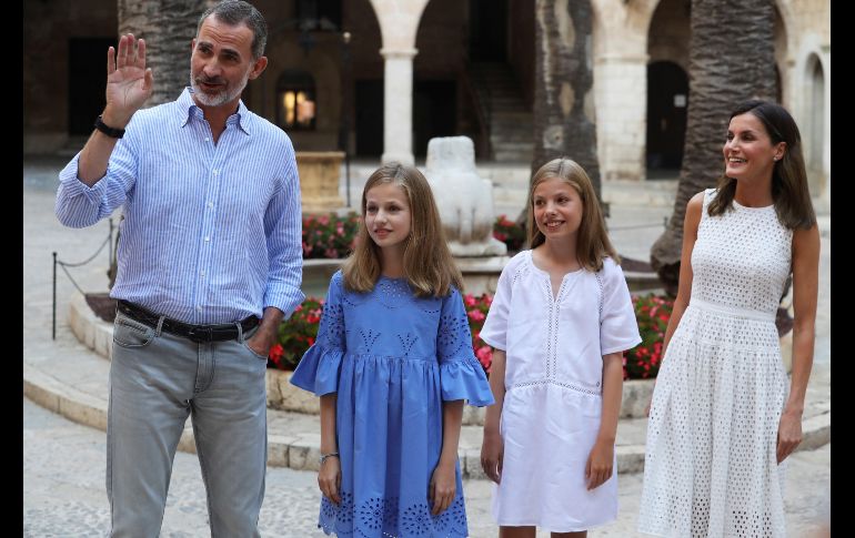 Los reyes de España Felipe y Letizia y sus hijas, la princesa Leonor y la infanta Sofía, posan  en el Palacio de la Almudaina, en Palma de Mallorca, en la tradicional sesión fotográfica durante sus vacaciones en la isla. EFE/Ballesteros