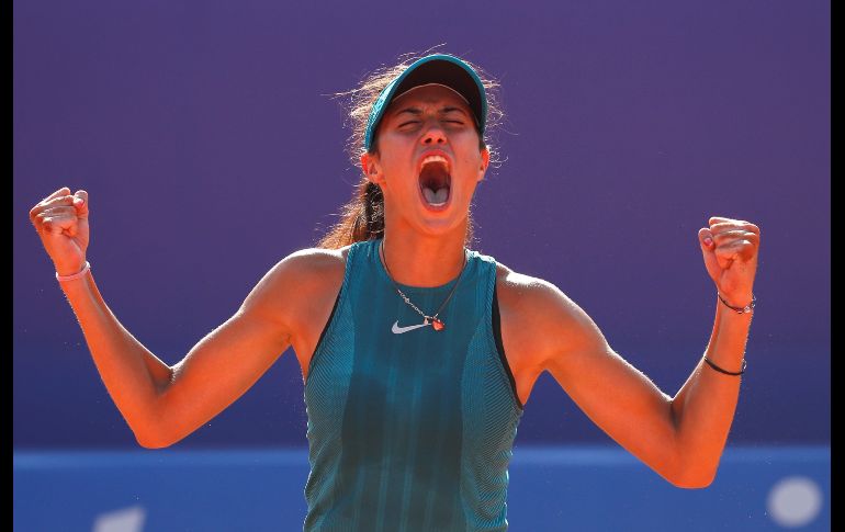 La tenista serbia Olga Danilovic celebra su victoria ante la rusa Anastasia Potapova en la final del torneo de tenis de la WTA en Moscú, Rusia. EFE/S. Ilnitsky