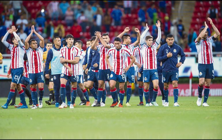 Luego de perder con Cruz Azul, los jugadores rojiblancos, apenados y tristes, le aplauden a sus seguidores en el Estadio Akron. MEXSPORT