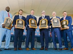 Inmortales. Los nuevos miembros posan con sus respectivas placas conmemorativas. AFP