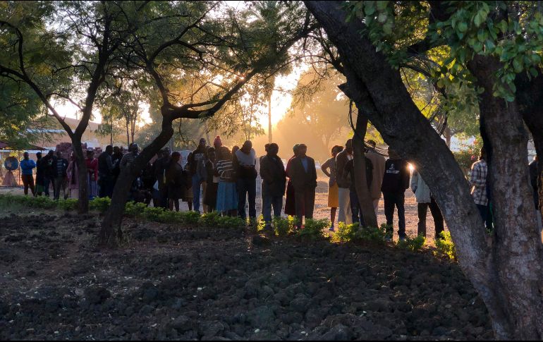 Muchos centros de votación amanecieron con colas de gente que esperaban pacientemente para ejercer su derecho.  AP/J. Delay