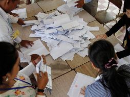 Personal electoral aún continúa con el recuento, al recibir los paquetes electorales de comunidades alejadas. EFE/M. Remissa