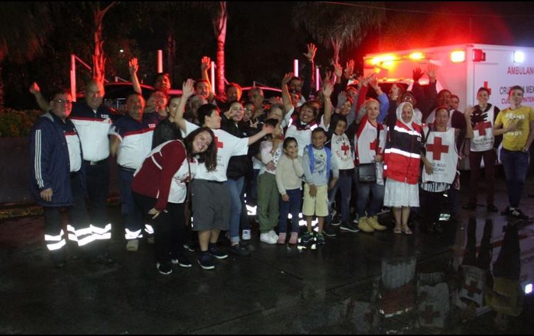 Voluntarios, amigos de Cruz Roja Guadalajara y veteranos de la institución regalan comida y cobijas a personas con escasos recursos económicos y especialmente vulnerables en varios puntos de la ZMG. FACEBOOK / Cruz Roja Jalisco