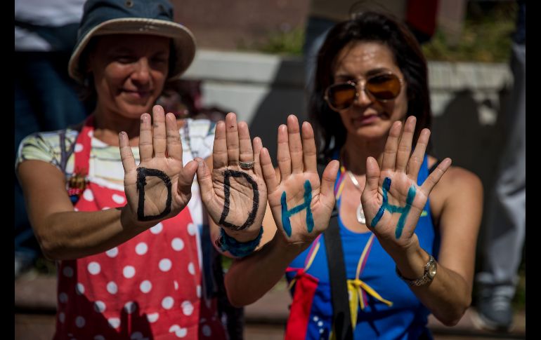 Decenas de personas participan en una manifestación en Caracas, Venezuela. Enfermeras, médicos y demás trabajadores sanitarios marcharon a la sede de la Organización Panamericana de la Salud para 