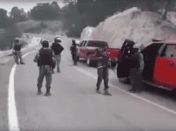 En la grabación se observa una caravana de 18 vehículos sobre una carretera en la sierra. YOUTUBE / Planeta Viral 2