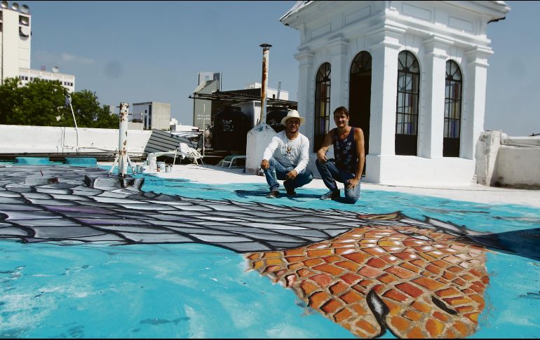 Trabajo. El artista tapatío Francisco “Chisko” Mojica (izquierda), quien posa junto a su hermano Pablo, se encuentra en pleno proceso de trabajo en el “The Black Sheep” de la colonia Americana. EL INFORMADOR/E. Barrera