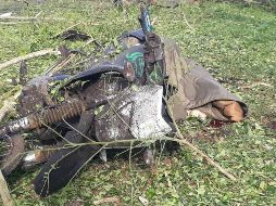 Vista de una víctima junto a una motocicleta dañada en un puesto de control militar tras la explosión. EFE/R. Falcatan