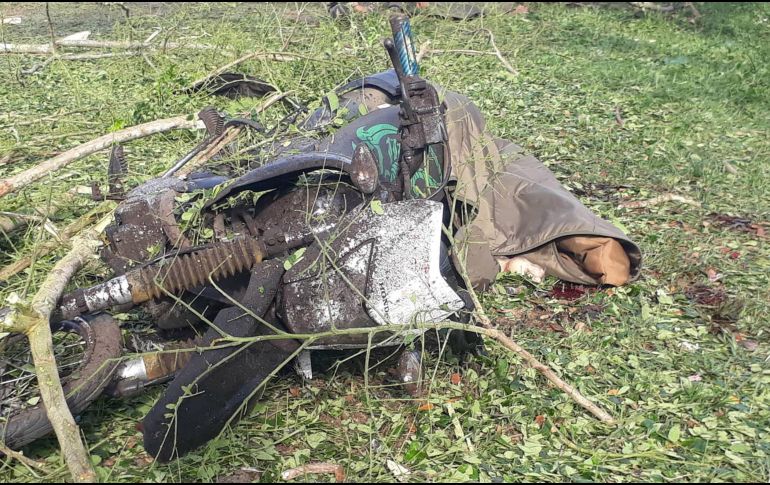 Vista de una víctima junto a una motocicleta dañada en un puesto de control militar tras la explosión. EFE/R. Falcatan