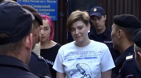 Los policías argumentan que el arresto se debe a una presunta violación a las normas de organización y celebración de mítines. TWITTER/@pussyrrriot